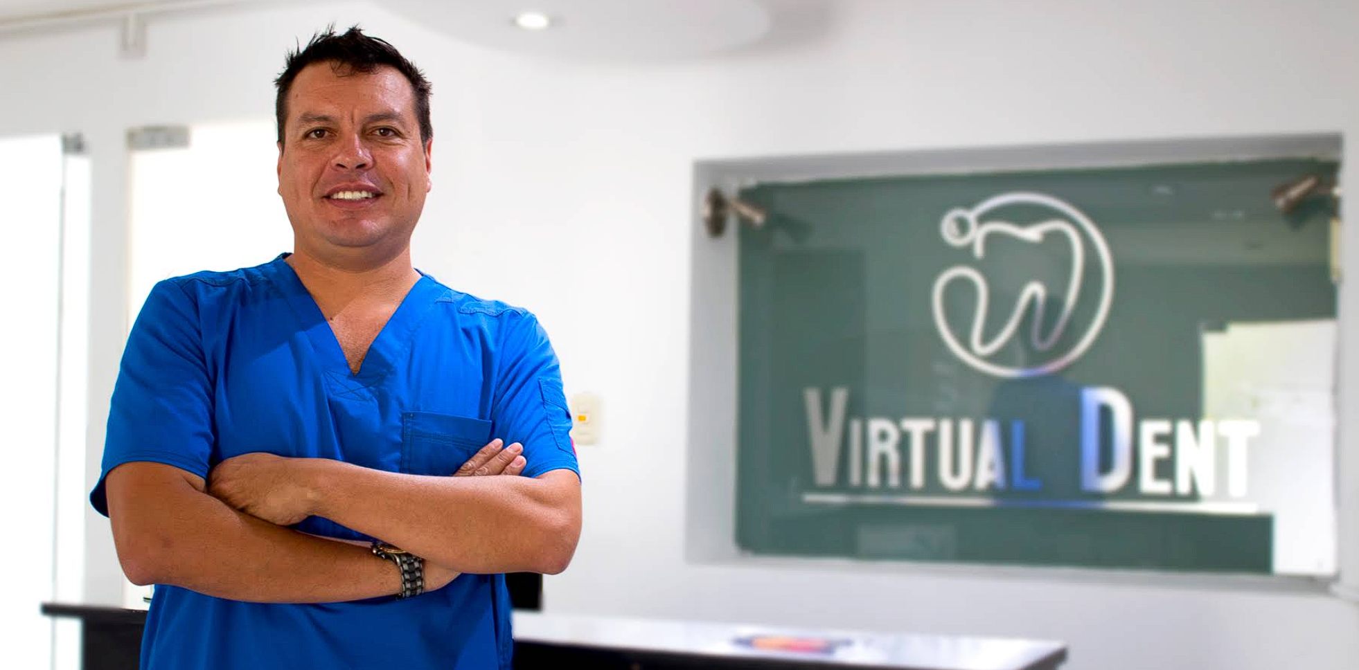 Odontólogo con uniforme azul en la recepción de Virtual Dent