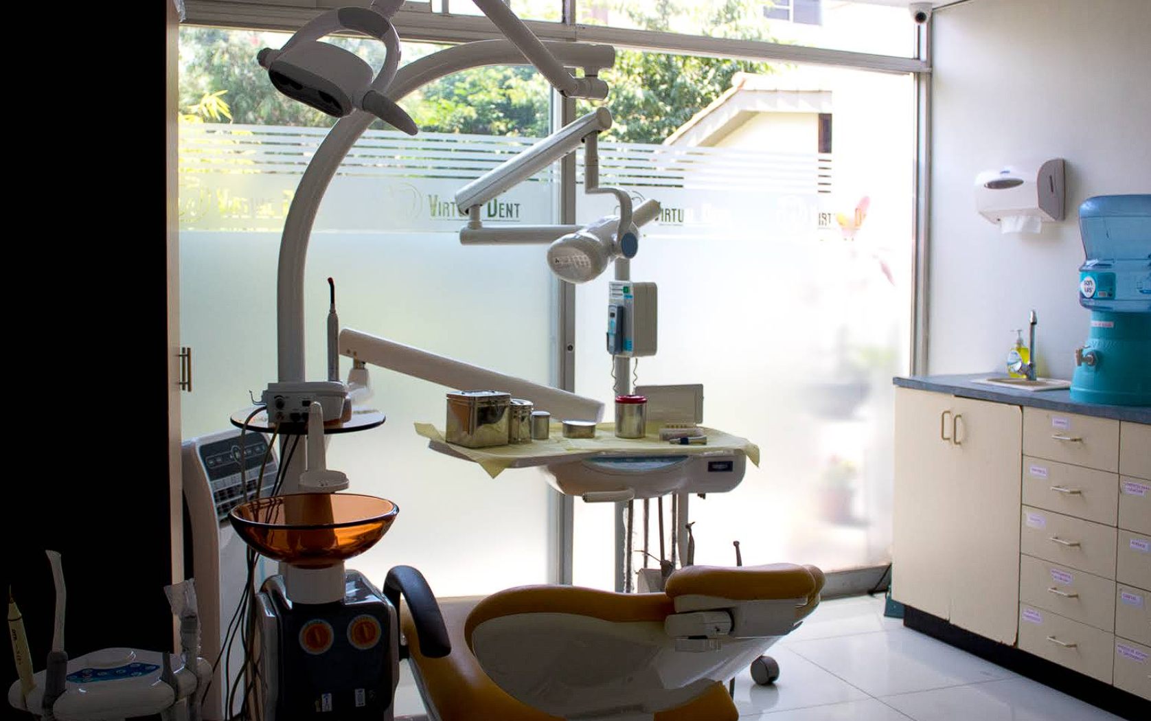 Gabinete dental con ventanal y árboles en la sede San Borja
